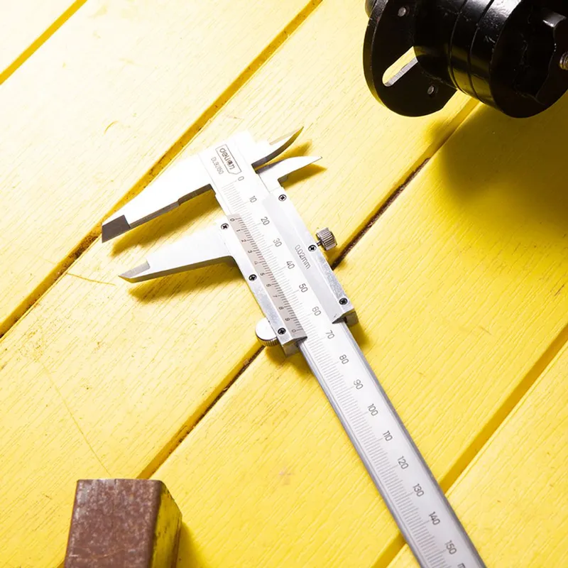 Штангенциркуль нониусный Deli DL92150 серебристый пластиковый футляр