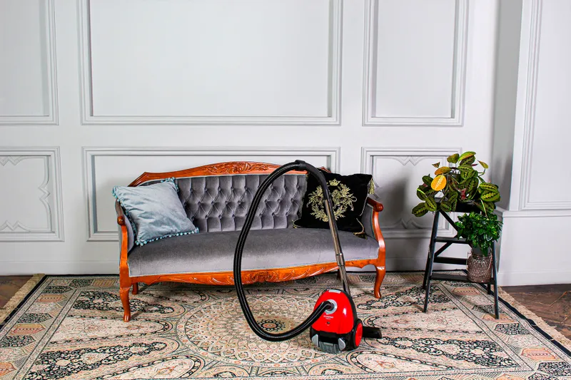 Пылесос Starwind SCB1110 1800Вт черный/красный