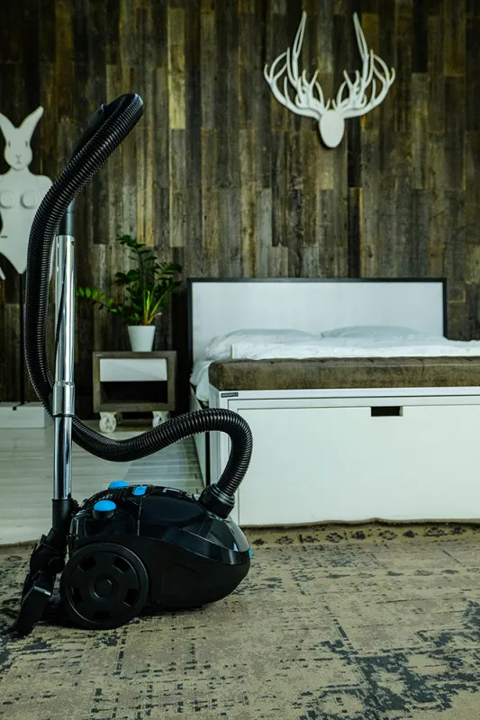 Пылесос Starwind SCB1112 1600Вт черный/голубой