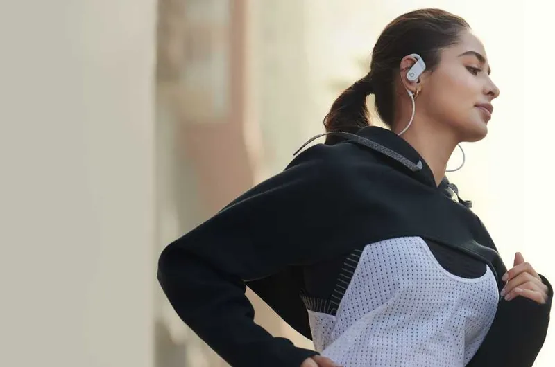 Гарнитура вкладыши Beats Powerbeats High-Performance белый беспроводные bluetooth крепление за ухом (MWNW2EE/A)