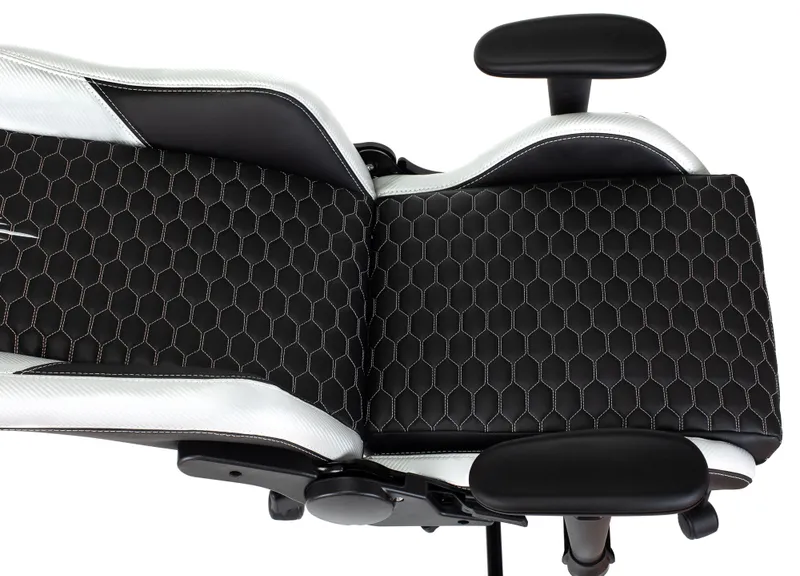 Кресло игровое Knight Neon черный/серебряный соты эко.кожа с подголов. крестов. металл