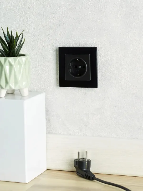 Розетка силов. IEK Brite РС11-1-0-БрЧ BR-R11-16-K02 одинар. скрыт. зазем. IP20 черный (упак.:1шт)