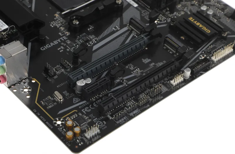 Материнская плата Gigabyte B550M DS3H AC R2 Soc-AM4 AMD B550 4xDDR4 mATX AC`97 8ch(7.1) GbLAN RAID+HDMI+DP